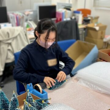 クリスマスツリーを緩衝材で包装