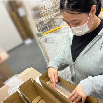 ダンボール梱包する様子