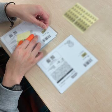 シール貼り作業