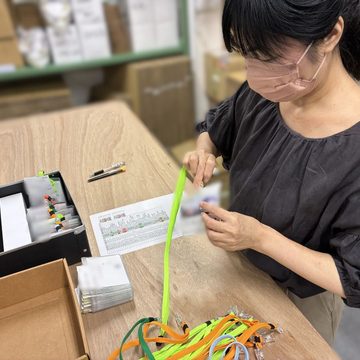 名札ケースにストラップを取り付ける
