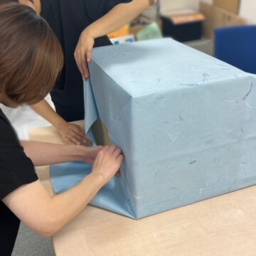 二人がかりで、包装作業
