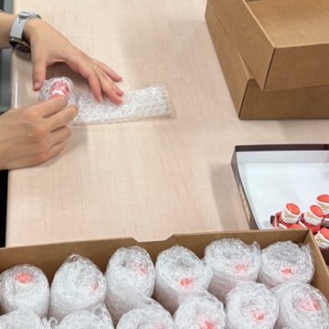 サンタを緩衝材で包装