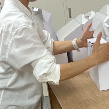 箱を丁寧に閉じる様子