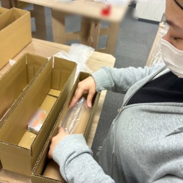 ダンボールへ梱包する様子