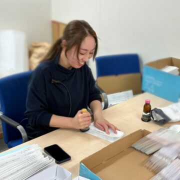 ビンで扱く作業