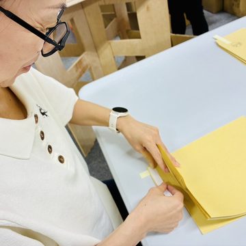 封筒にスラットテープを貼る
