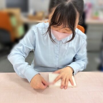 切手貼り付け作業
