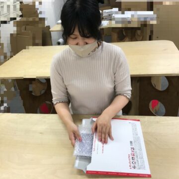 商品を梱包する様子