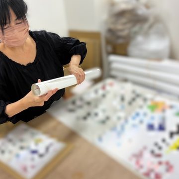 ポスターを丸めて輪ゴムをかける