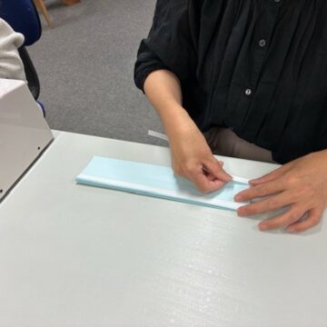 テープ貼り作業