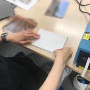 テープ貼り作業