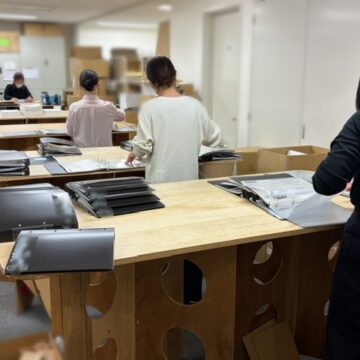 女性スタッフが作業を行います