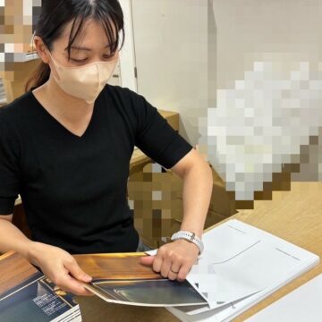 冊子を封入する