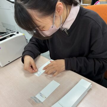 テープ貼り作業