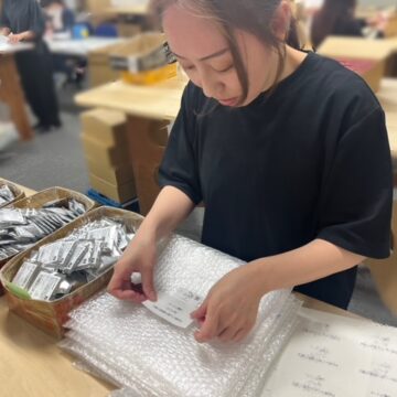 緩衝袋へのラベル貼り