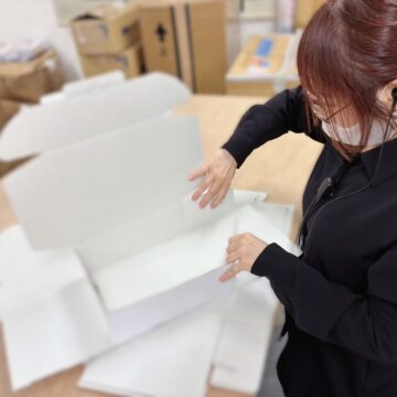 箱を組み立てる様子