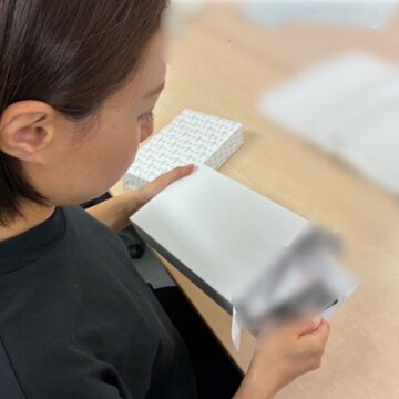 記念品を箱入れする様子