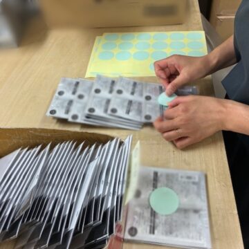 シール貼り作業