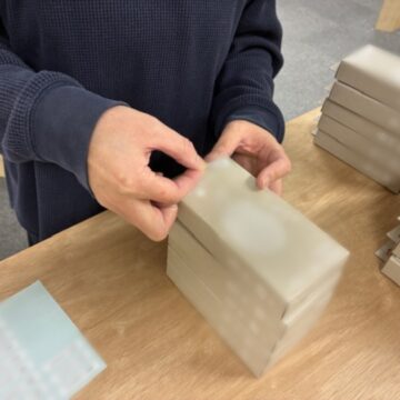 シール貼り作業