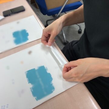 シール貼り作業