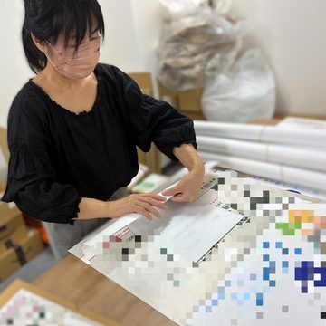 ポスターとチラシを丸める