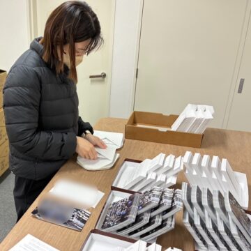 カードを封筒に封入