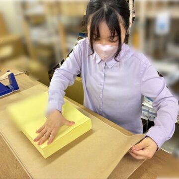 封筒を並べてクラフト包装