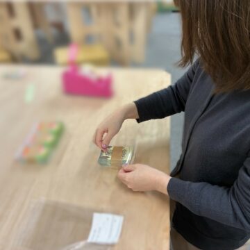 ステッカーをOPP袋に封入する様子