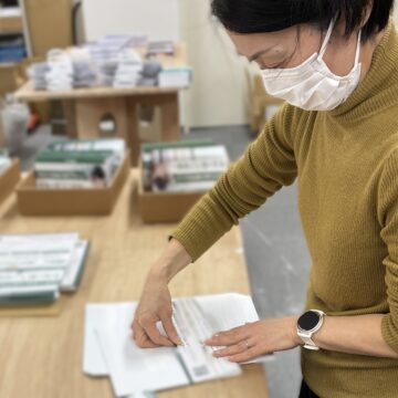 A4チラシを三つ折りする様子