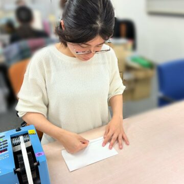 テープ貼り