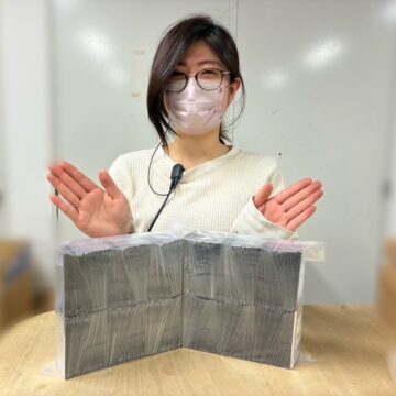 トレーディングカード封入作業