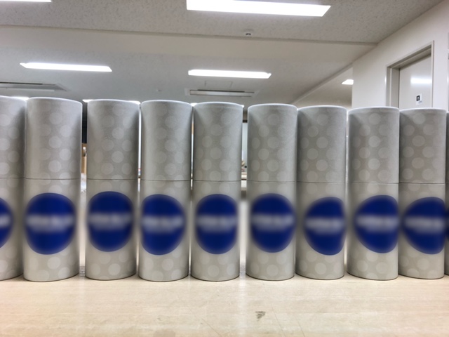 筒状のギフトボックスにラベル貼り作業 - 東京ガールズソリューション