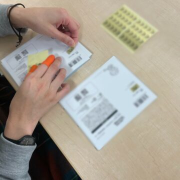 シール貼り作業