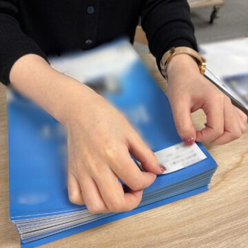 リーフレットラベル貼り