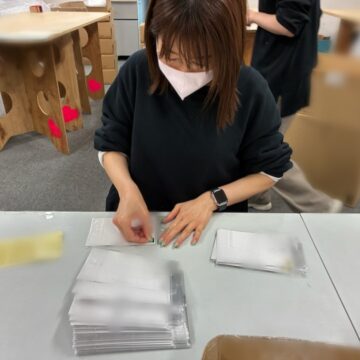 シール貼り作業