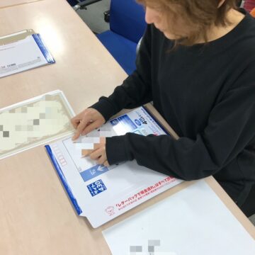 ラベル貼りをする様子