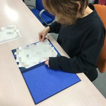 証書ホルダーにセットする様子