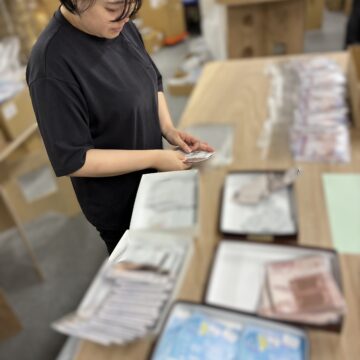 数量をそろえて封入する様子