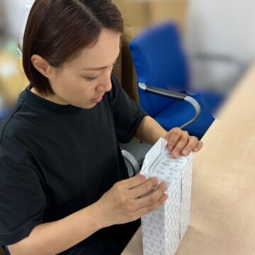 ラッピングする様子