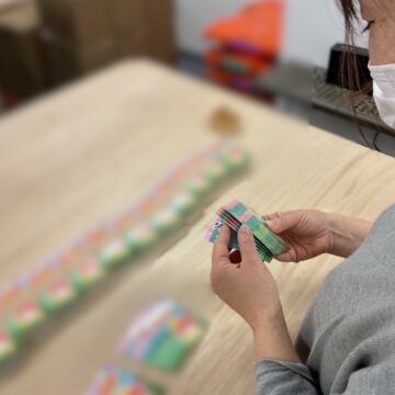 ステッカーを数量カウントする様子