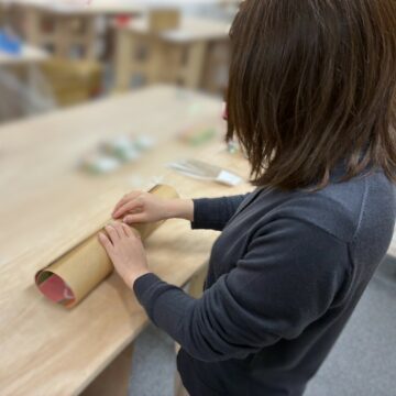 ポスターをクラフト紙で巻く様子