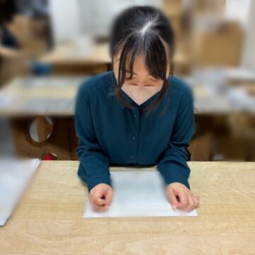 シール貼り作業
