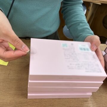 シール貼り作業