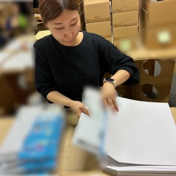 レターパックに封入している様子
